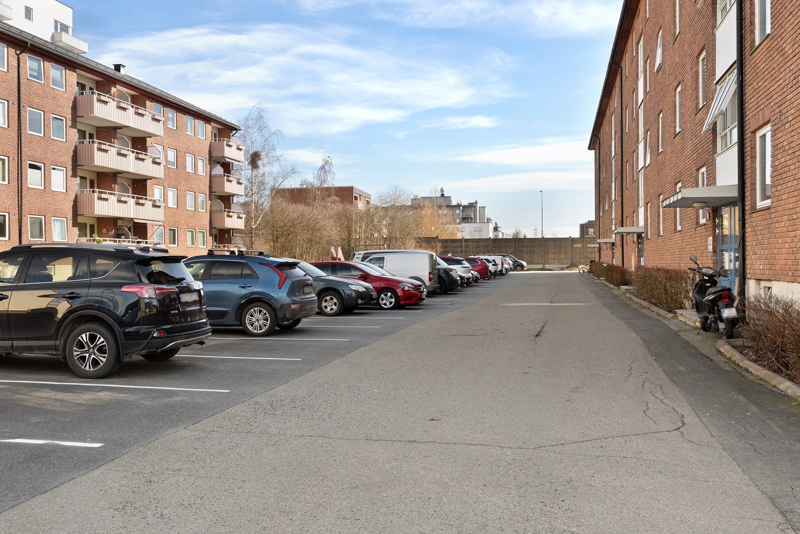 Det medfølger en garasjeplass merket nr. 65 i Nordalsveien, samt rett til én utendørs parkeringsplass i borettslaget. Galleribilde