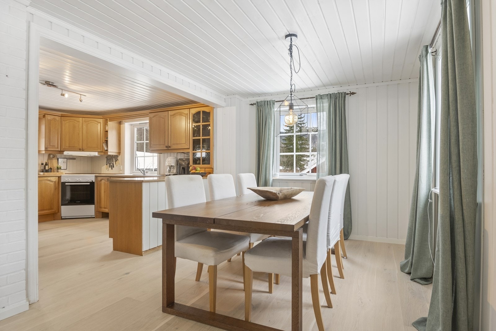 Stort kjøkken med åpen og praktisk løsning til spisestue/ stue. Galleribilde