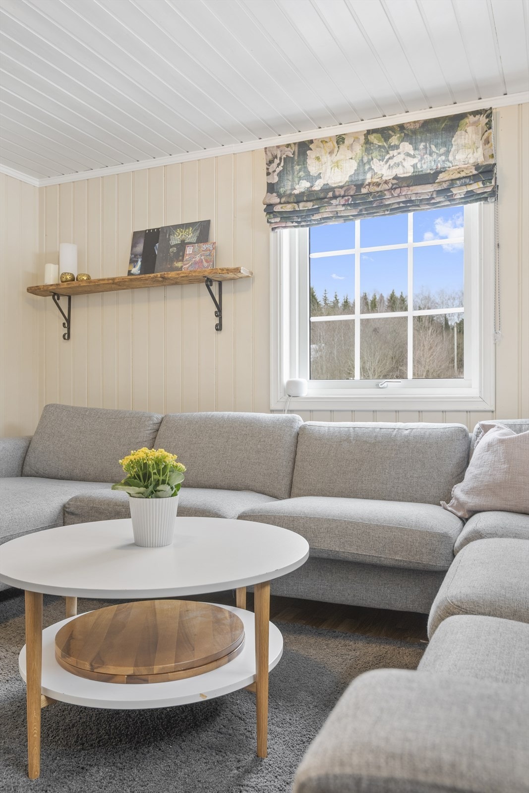 Rommet er stort og har god plass til dobbeltseng, garderobeskap og tilhørende møblering. Galleribilde