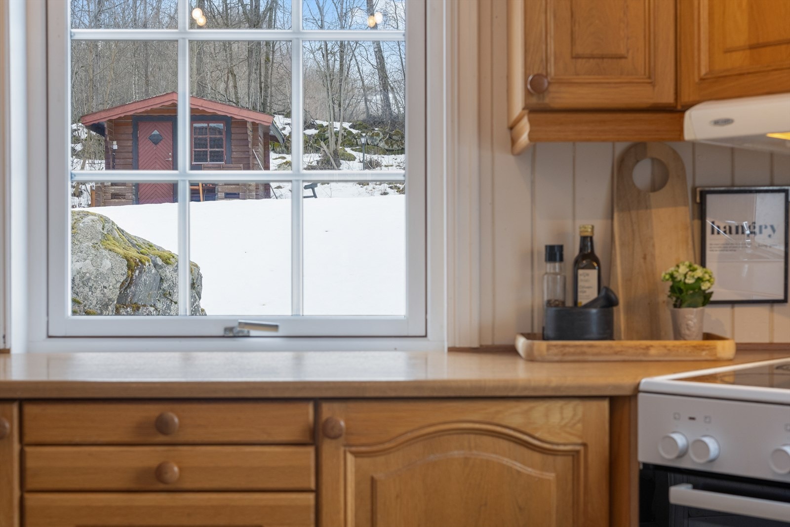 God skap- og benkeplass, perfekt for matlaging. Galleribilde