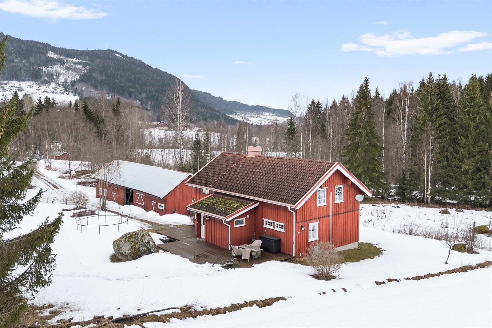 Det er parkeringsmuligheter i garasje og på tomten. Galleribilde