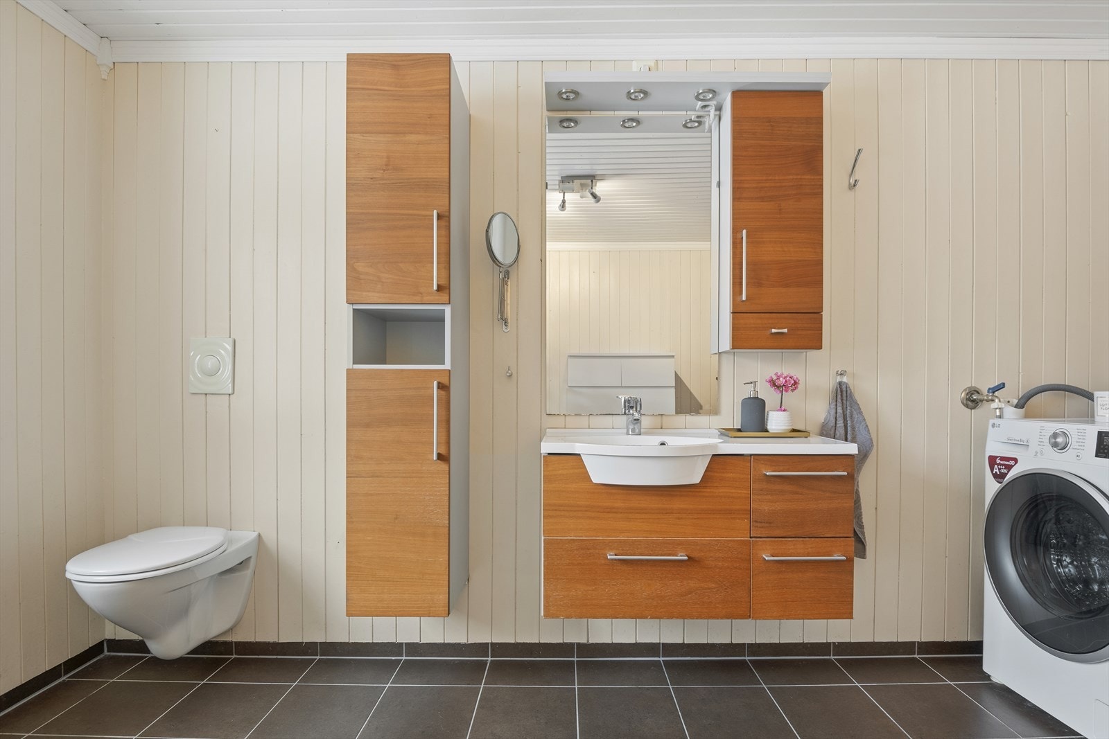 Pent bad i 2. etasje med nyere innredning. Galleribilde