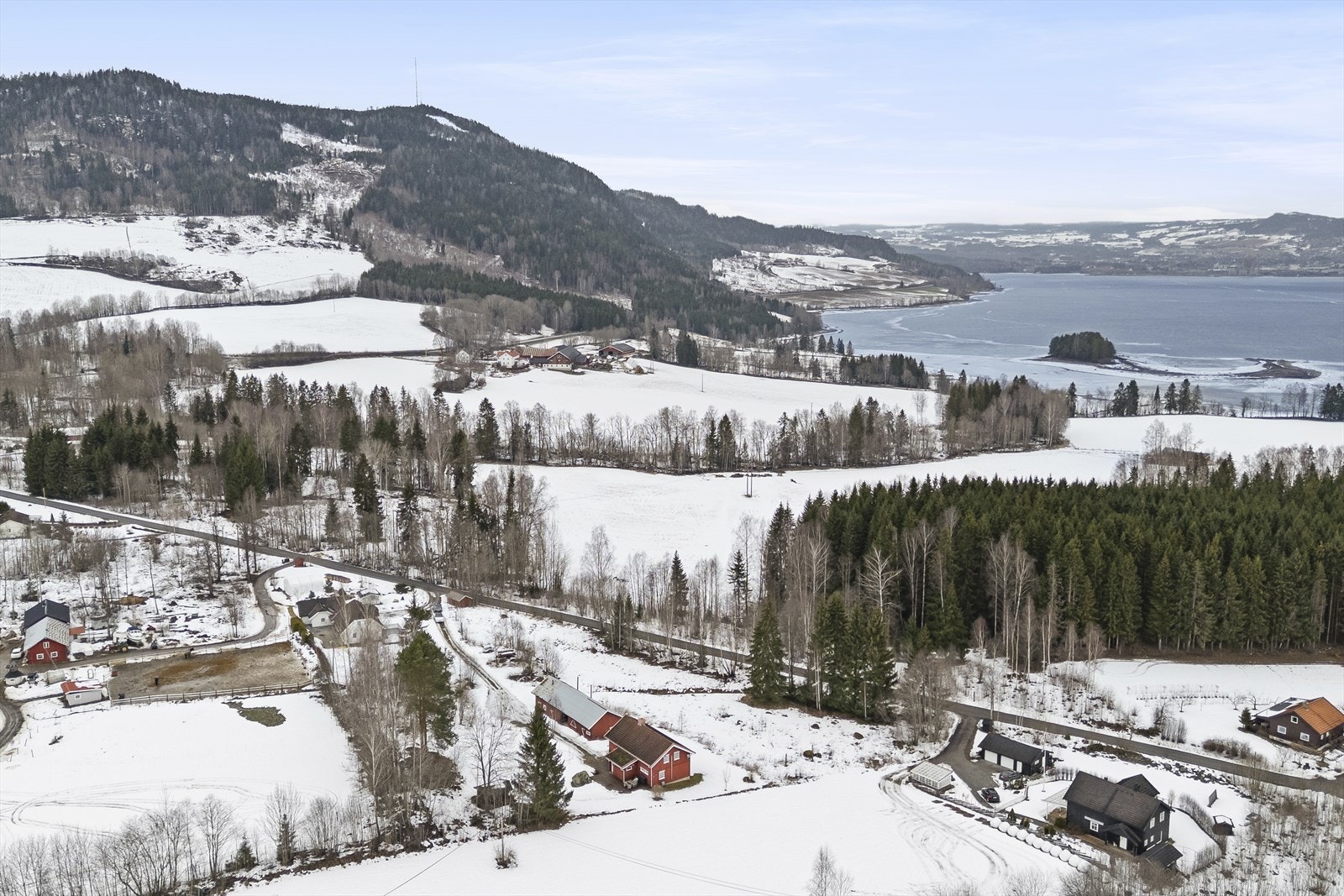 Idyllisk småbruk med solrik tomt på Stavsjø ved Mjøsa. Galleribilde