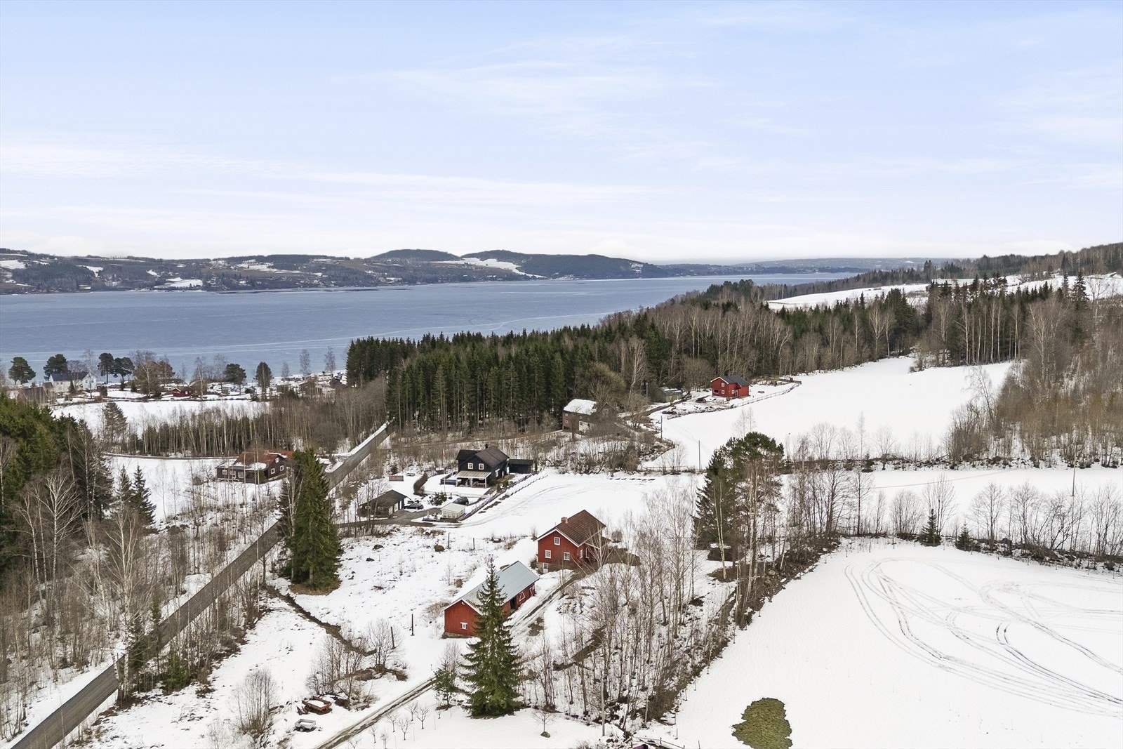 Kort avstand med bil til barnehage og skoler på Nes, og Brumunddal sentrum. Galleribilde
