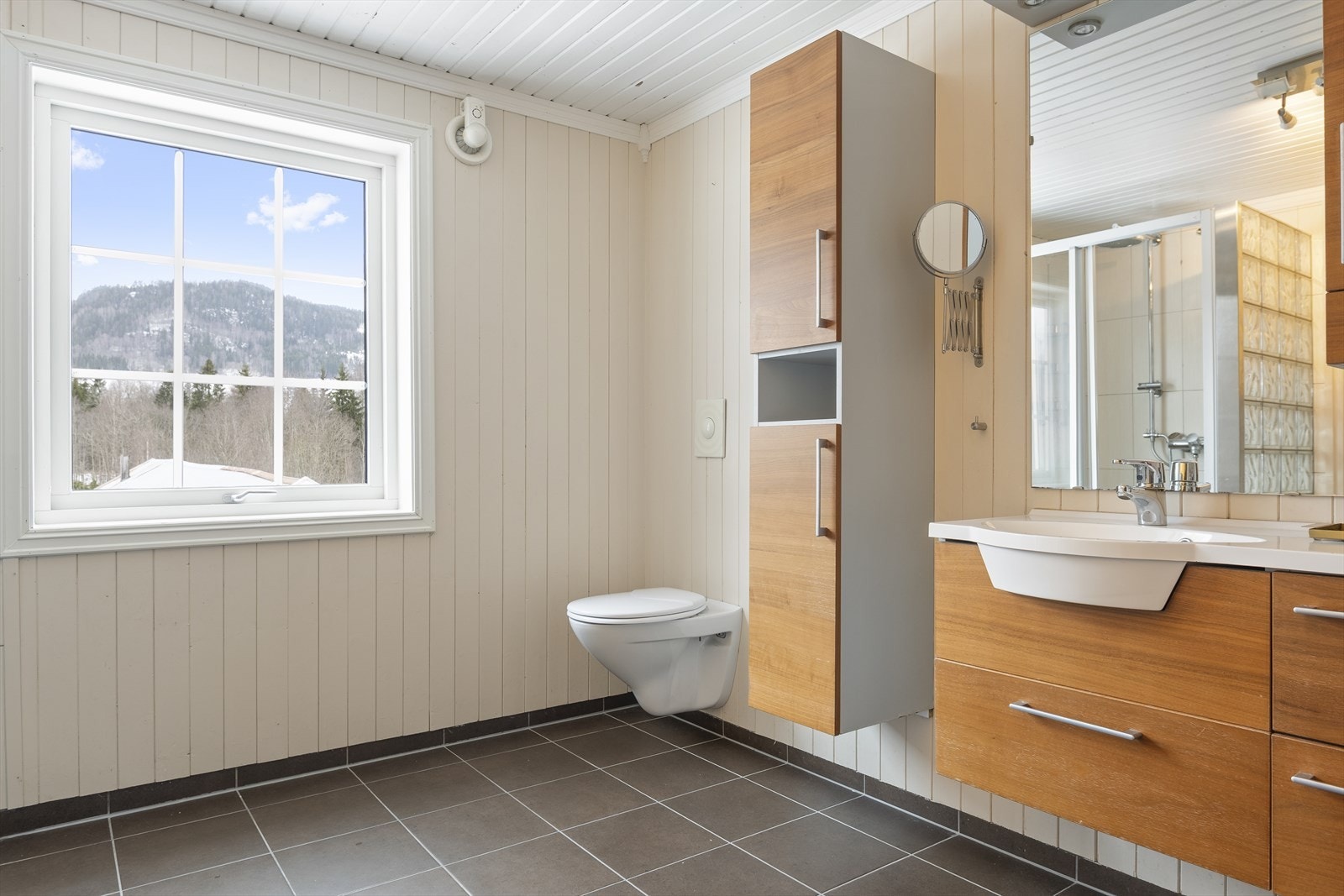 Det er fliser på gulv med elektriske varmekabler for ekstra komfort. Galleribilde