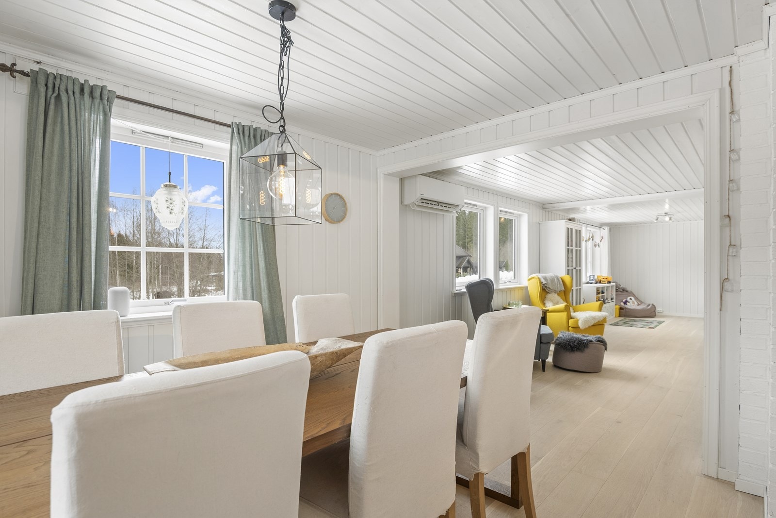 Spisestue med god plass til en spisegruppe, perfekt for både middag med familien og sosiale sammenkomster. Galleribilde