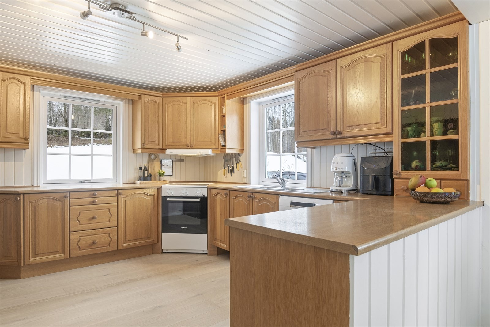 Kjøkkenet er utstyrt med frittstående hvitevarer i form av kjøle-/fryseskap, komfyr med platetopp og oppvaskmaskin. Galleribilde