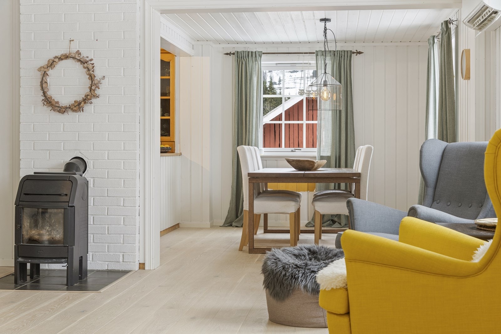 Store vindusflater som slipper inn mye naturlig lys. Galleribilde