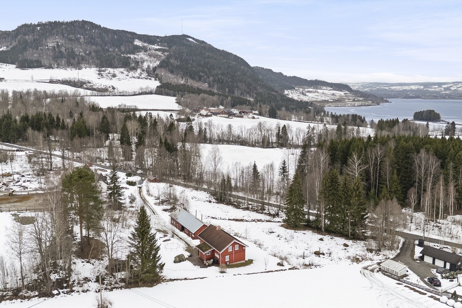 Landlig og fredelig beliggenhet ved Mjøsa - kort vei til Brumunddal. Galleribilde