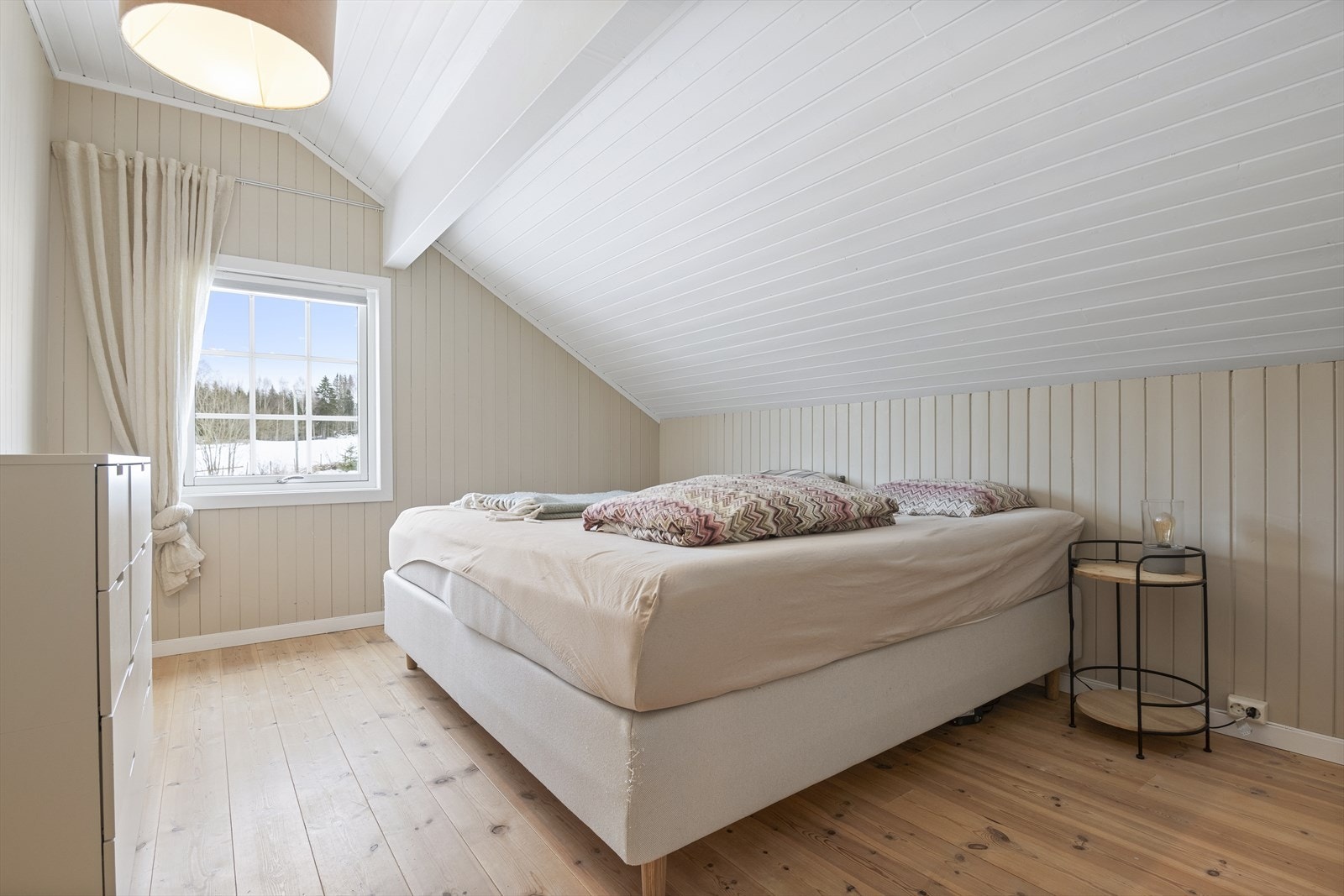 I 2. etasje er det to lyse soverom. Galleribilde