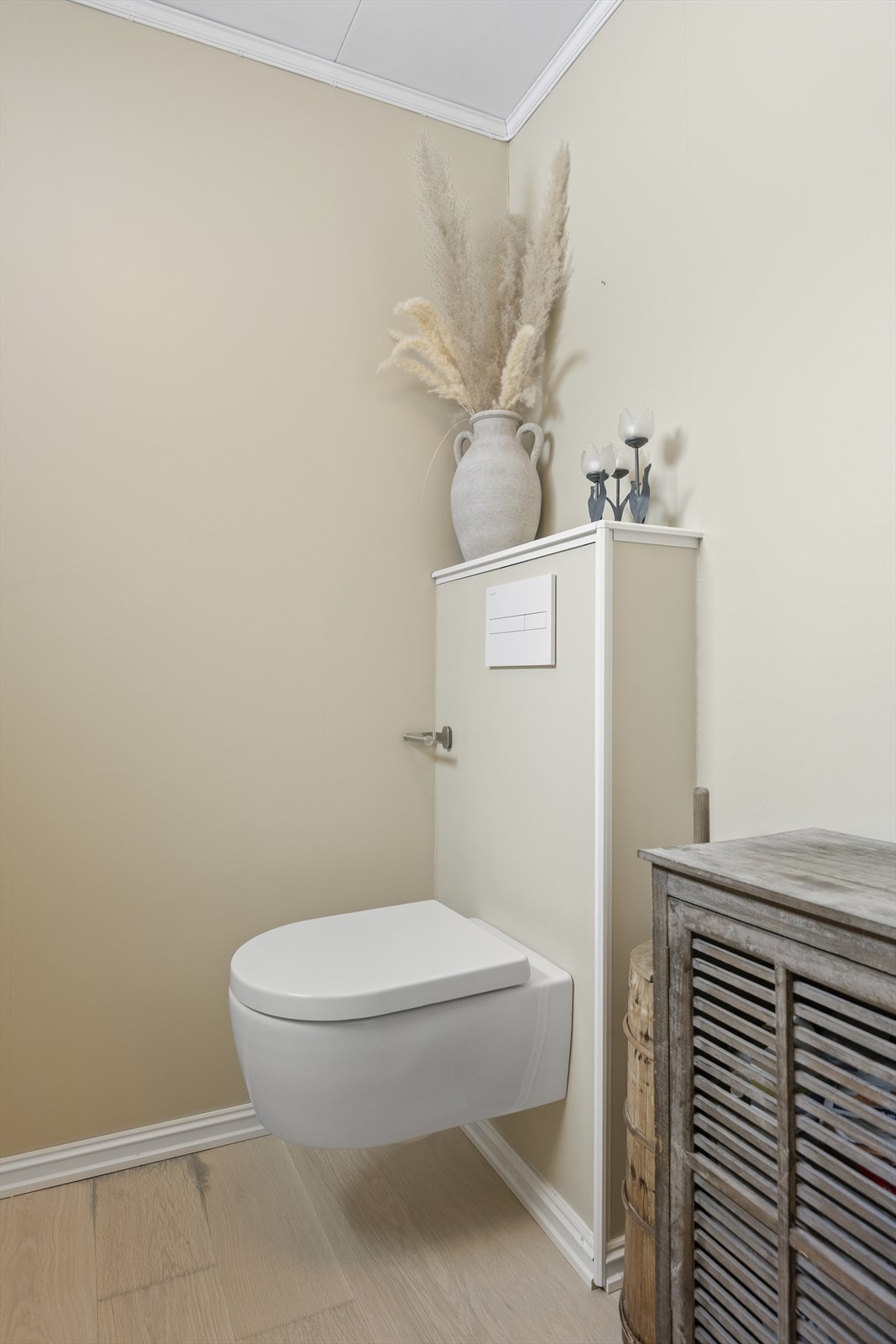 Toalettrom i 1. etasje vegghengt toalett og baderomsinnredning. Galleribilde