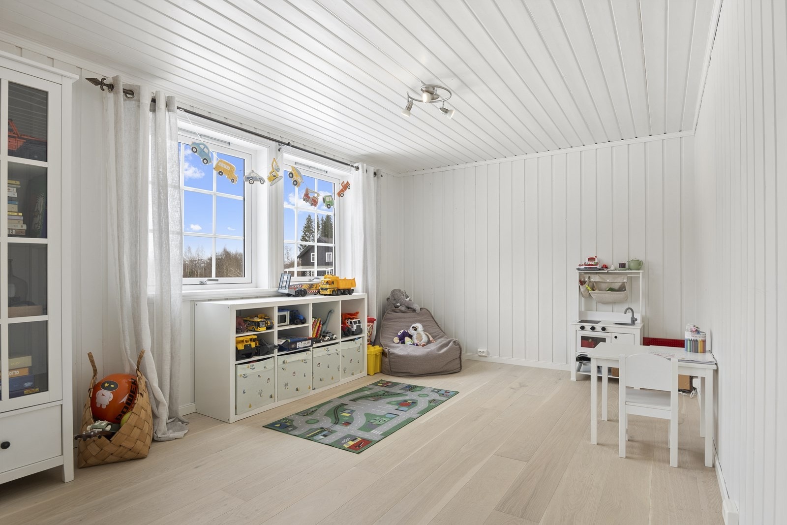 Stue og spisestue er oppgradert med nye gulv og overflater. Galleribilde