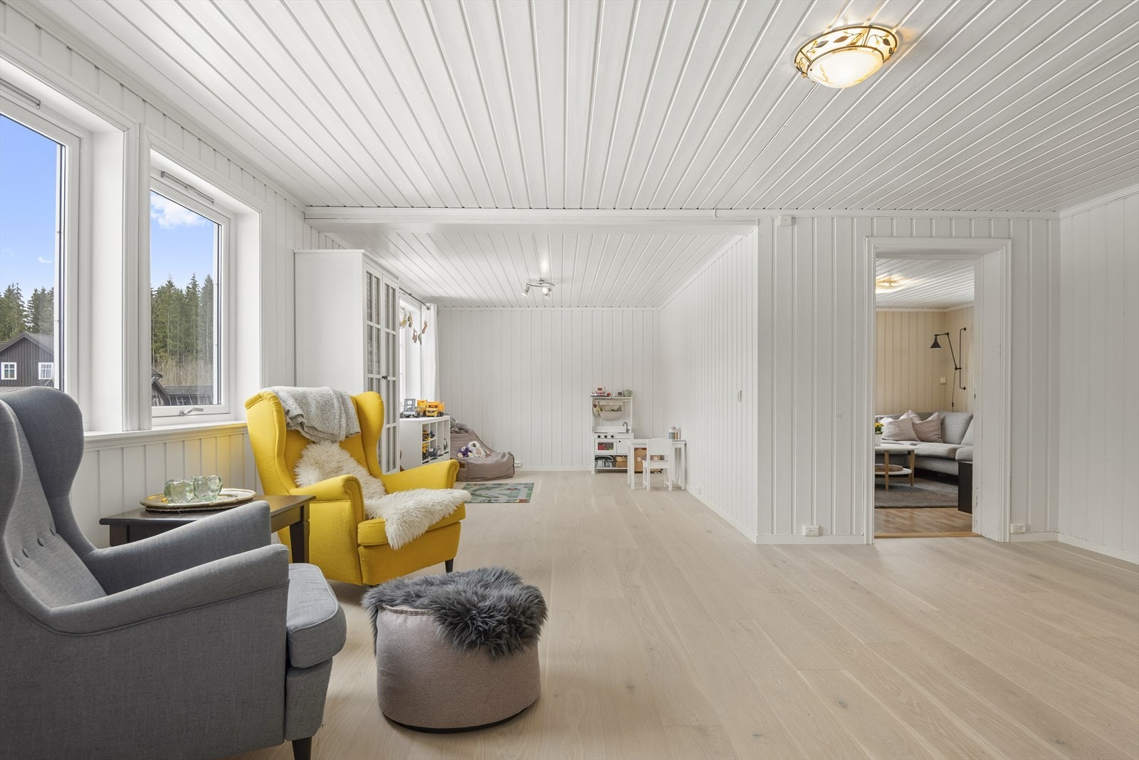 Stor og lys stue med gode møbleringsmuligheter. Galleribilde