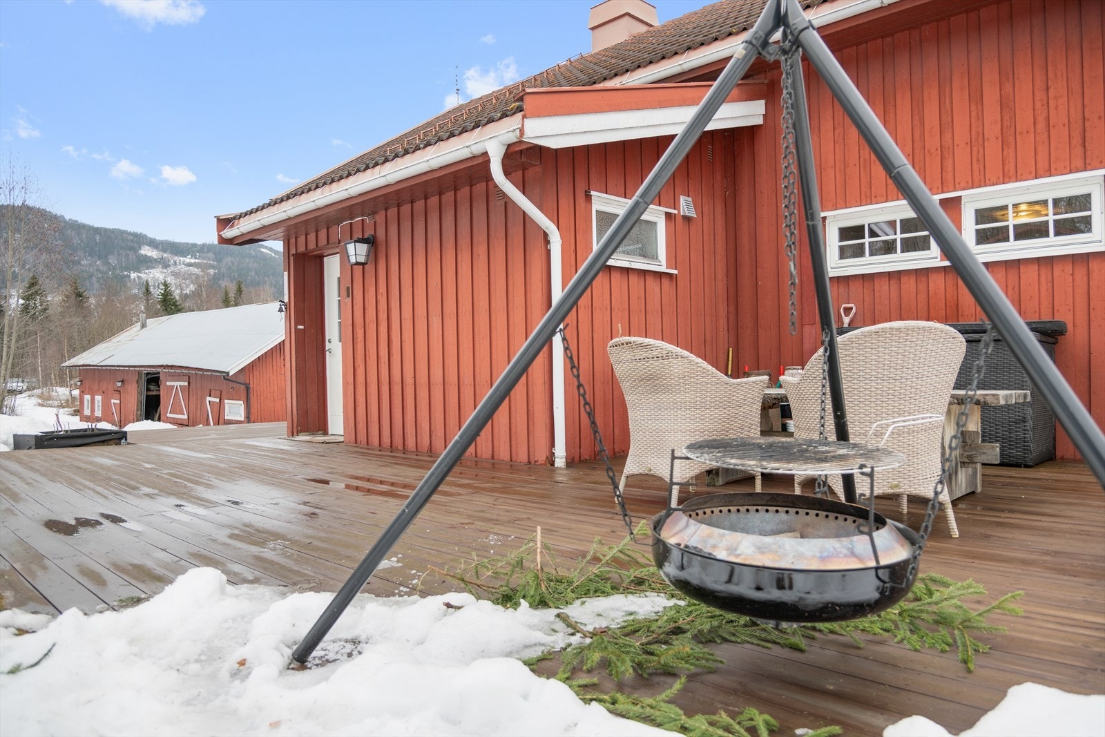 Stor platting/terrasse med god plass til utemøbler. Galleribilde