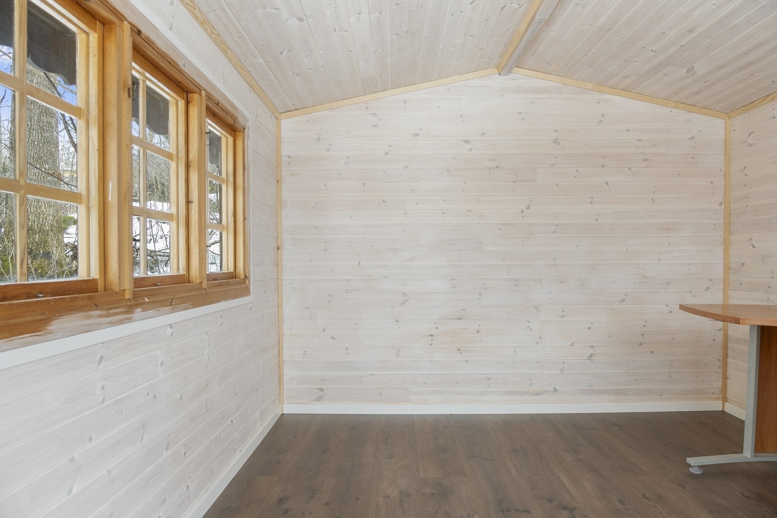 Øverst på tunet finner du et koselig anneks med nytt gulv og malte overflater. Perfekt hyggelig stunder. Galleribilde