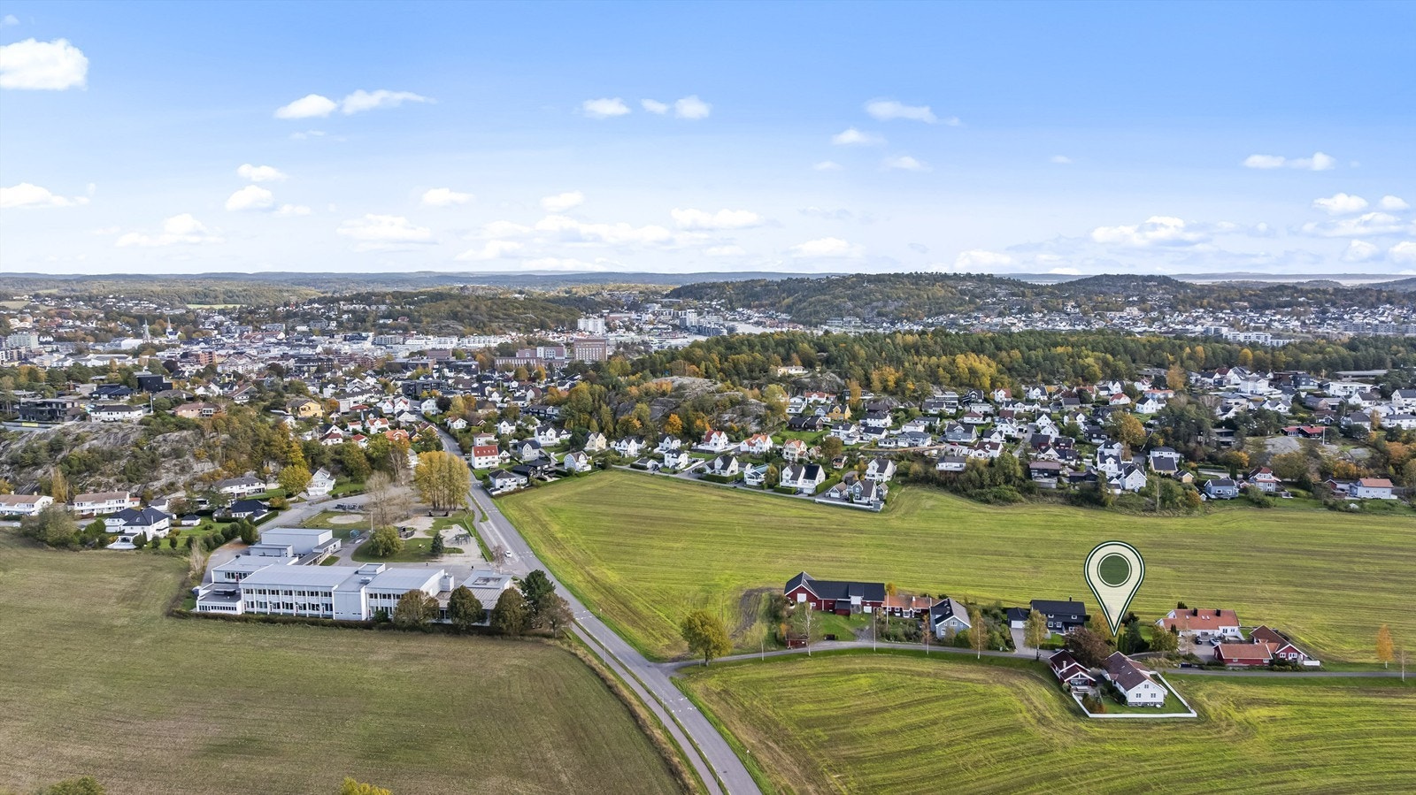 Det er kort vei til Virik barneskole, som ligger kun 350m unna. Galleribilde
