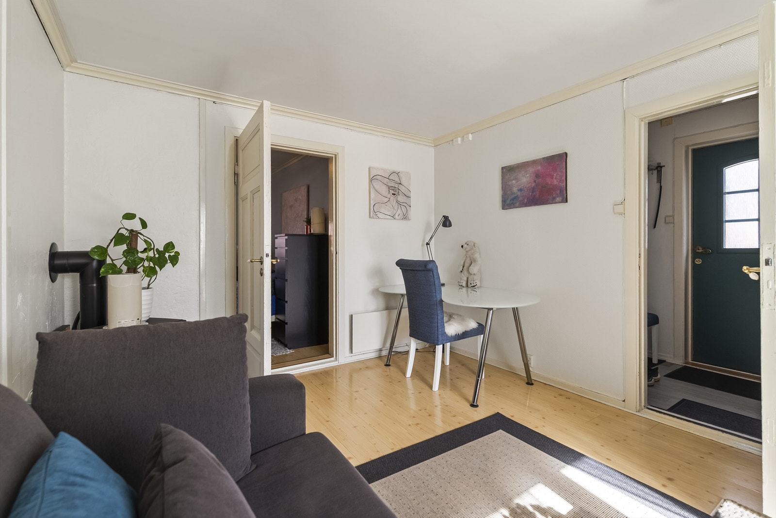 Leiligheten har en praktisk planløsning med stue, kjøkken, soverom og bad. Galleribilde
