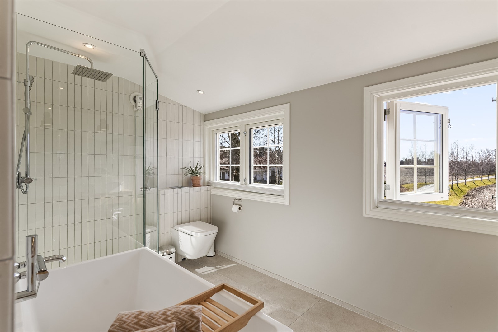 Vinduene ble skiftet i 2020 i forbindelse med rehabiliteringen av badet. Galleribilde