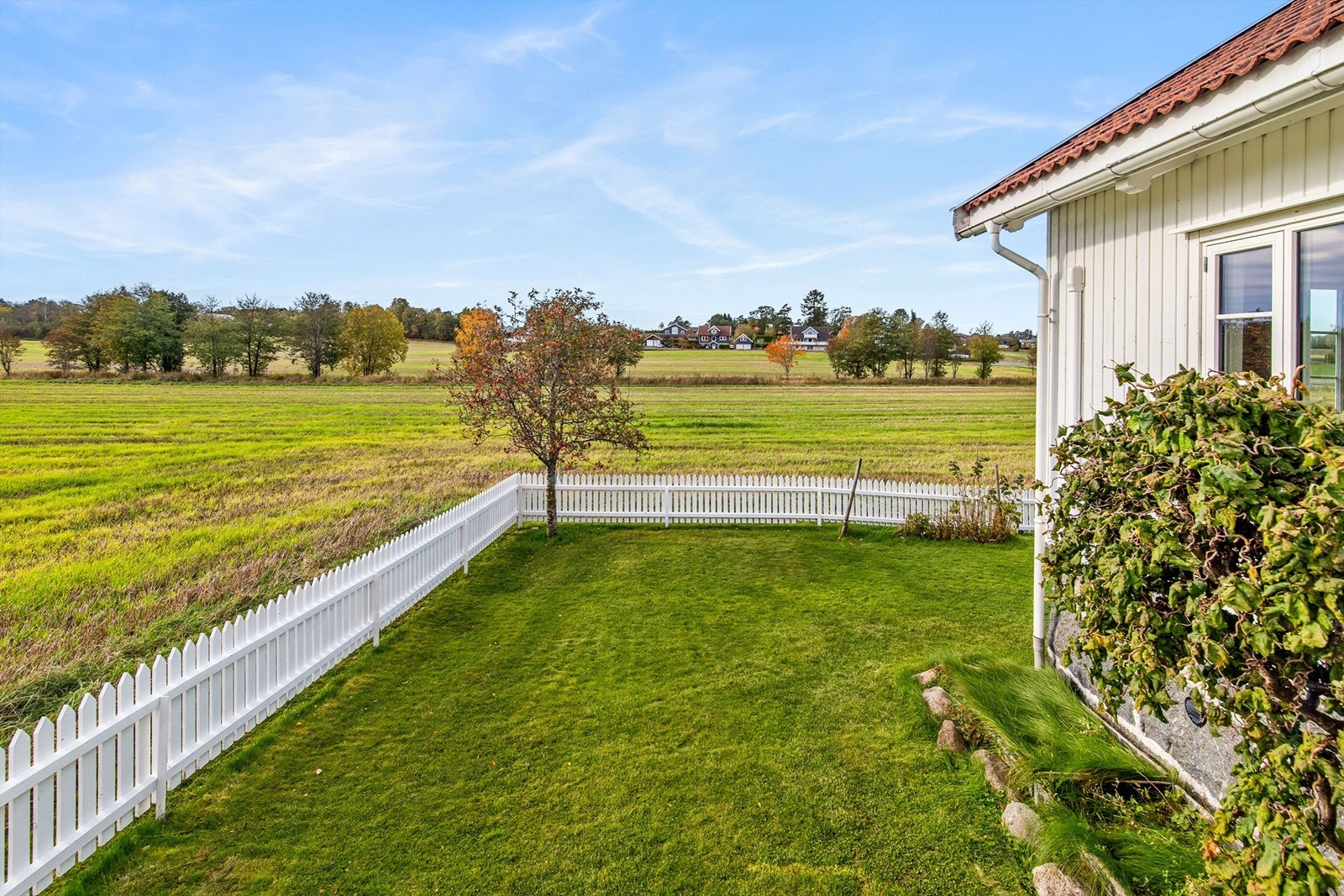 En velholdt eiendom med en idyllisk og landlig beliggenhet. ( bilde fra i høst ) Galleribilde