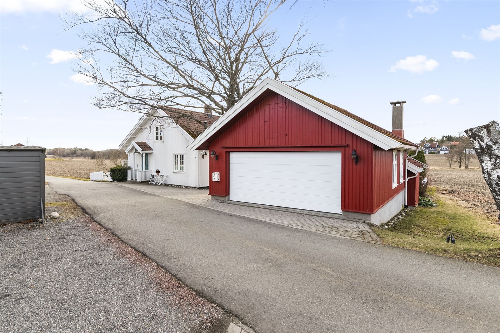 Gode parkeringsmuligheter i dobbelgarasje og på egen gårdsplass. Galleribilde