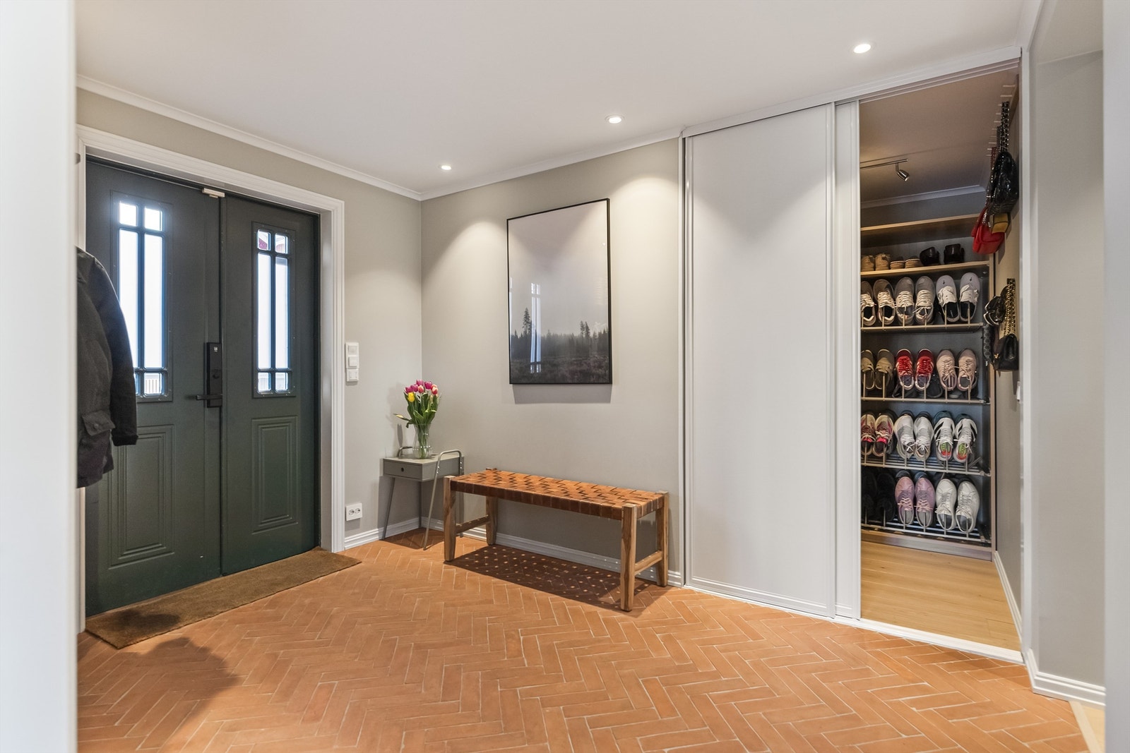 En stor skyvedørsgarderobe i entreen gir rikelig med plass til oppbevaring av yttertøy og sko. Galleribilde