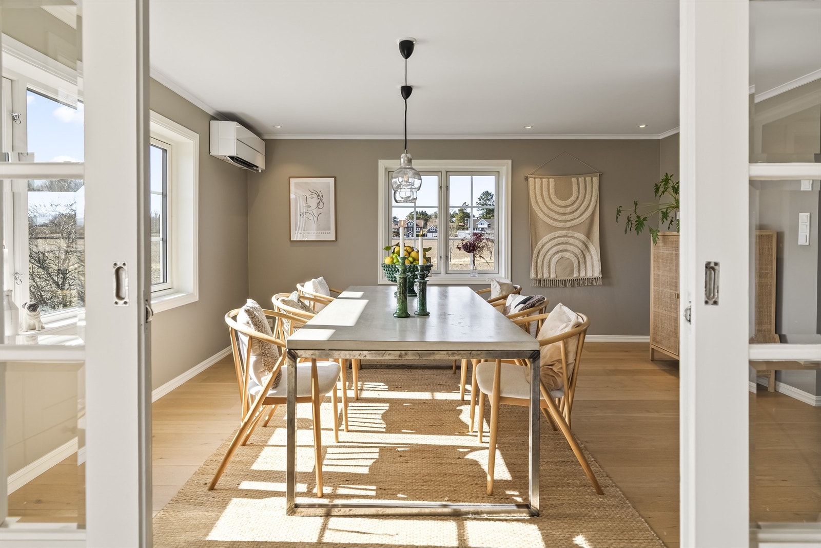 Spisestuen har god plass til langbord og er et naturlig samlingspunkt. Overflatene ble oppgradert i 2020. Galleribilde
