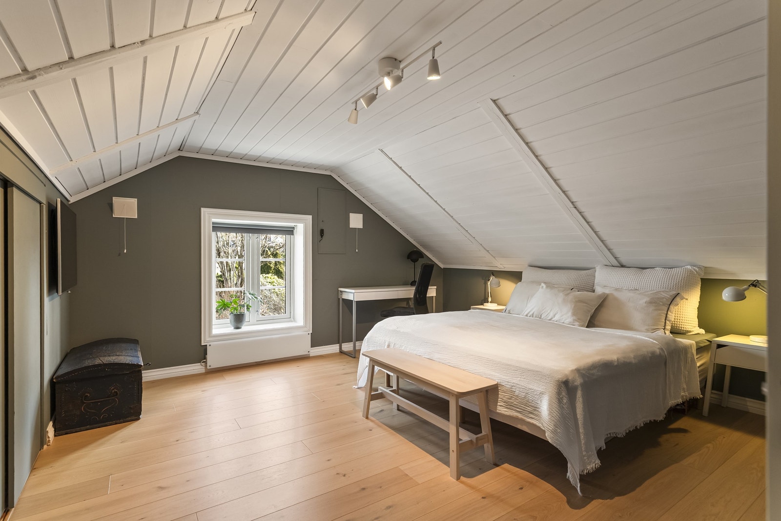 Det andre soverommet er romslig, med eikeparkett på gulv og malte, slette flater på veggene. Galleribilde