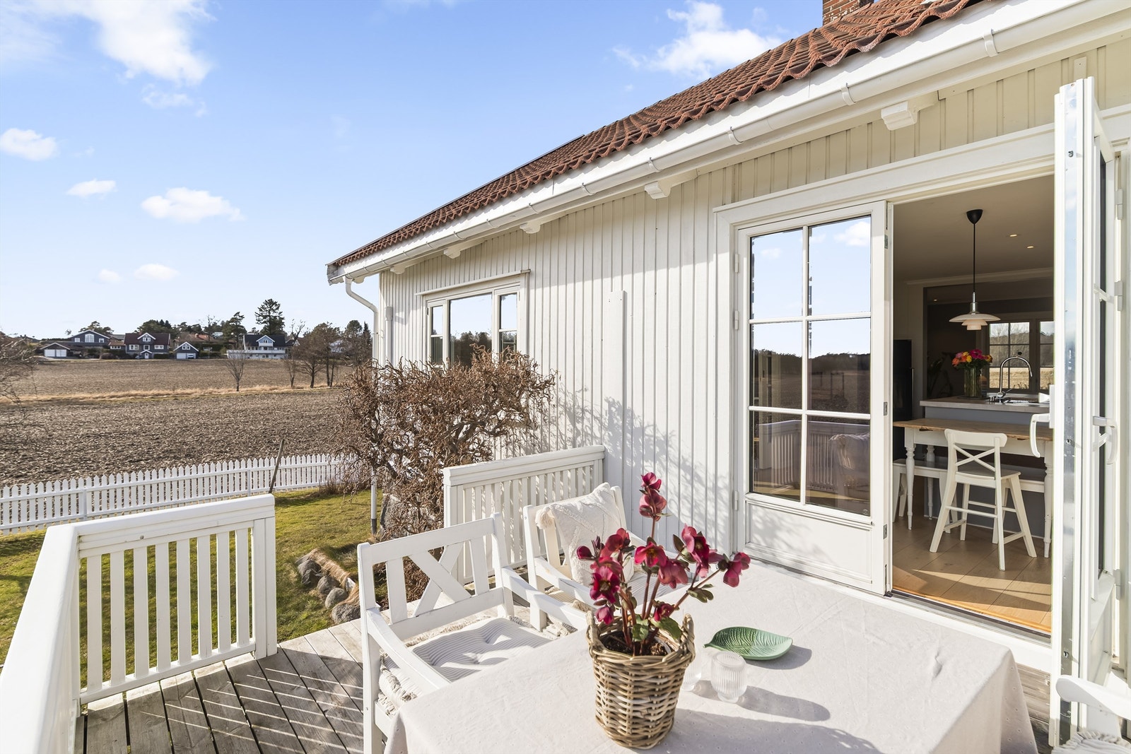 Fra kjøkkenet er det direkte utgang til en sydvendt terrasse på 12 m². Galleribilde