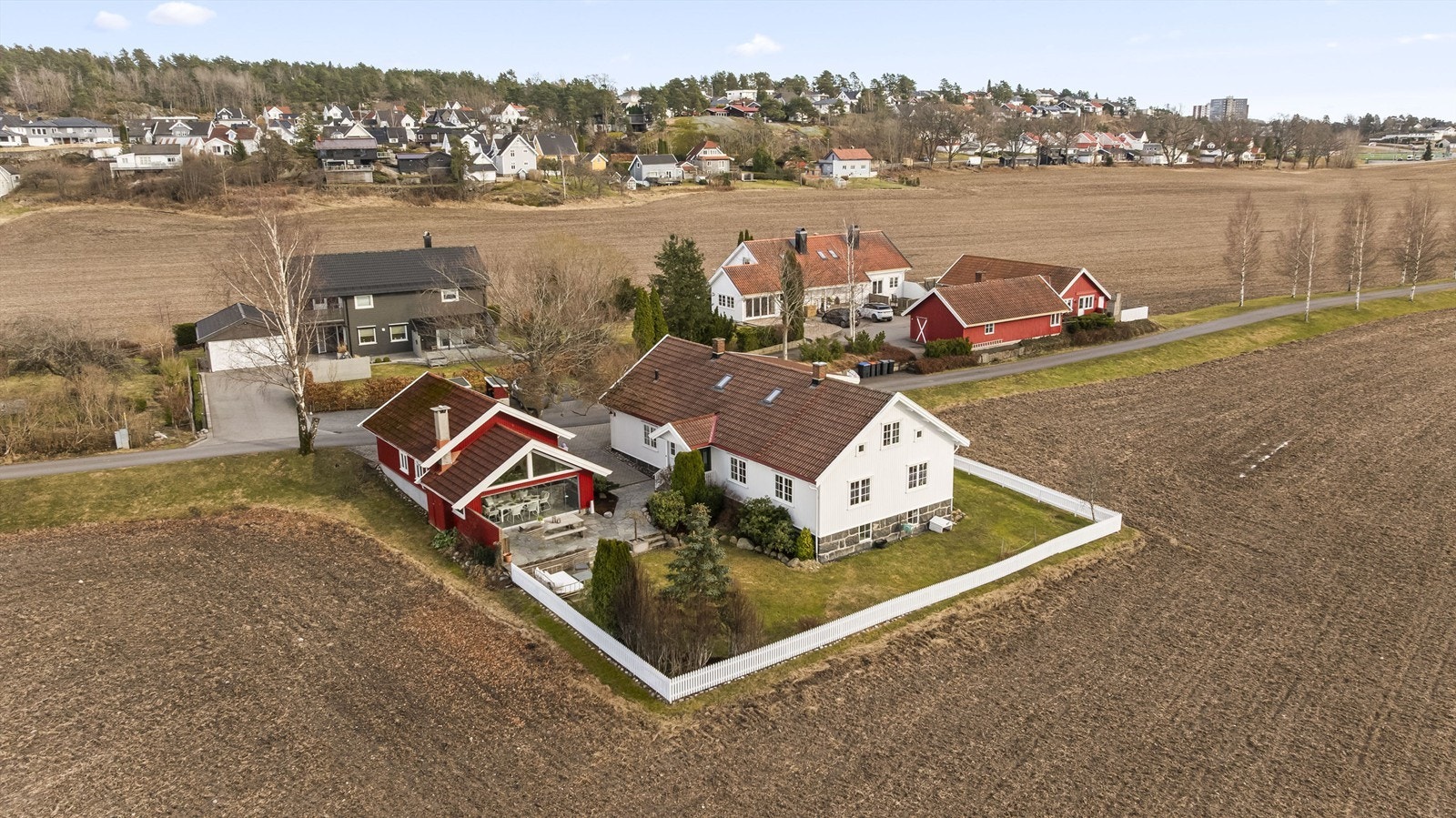 Et oversiktsbilde som viser eiendommens flotte plassering i landskapet. Galleribilde