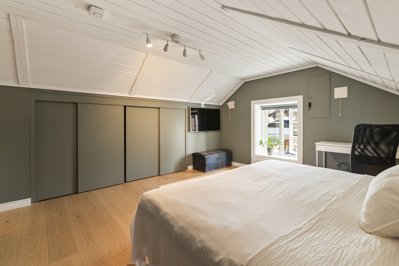 En stor skyvedørsgarderobe gir rikelig med oppbevaringsplass. Galleribilde