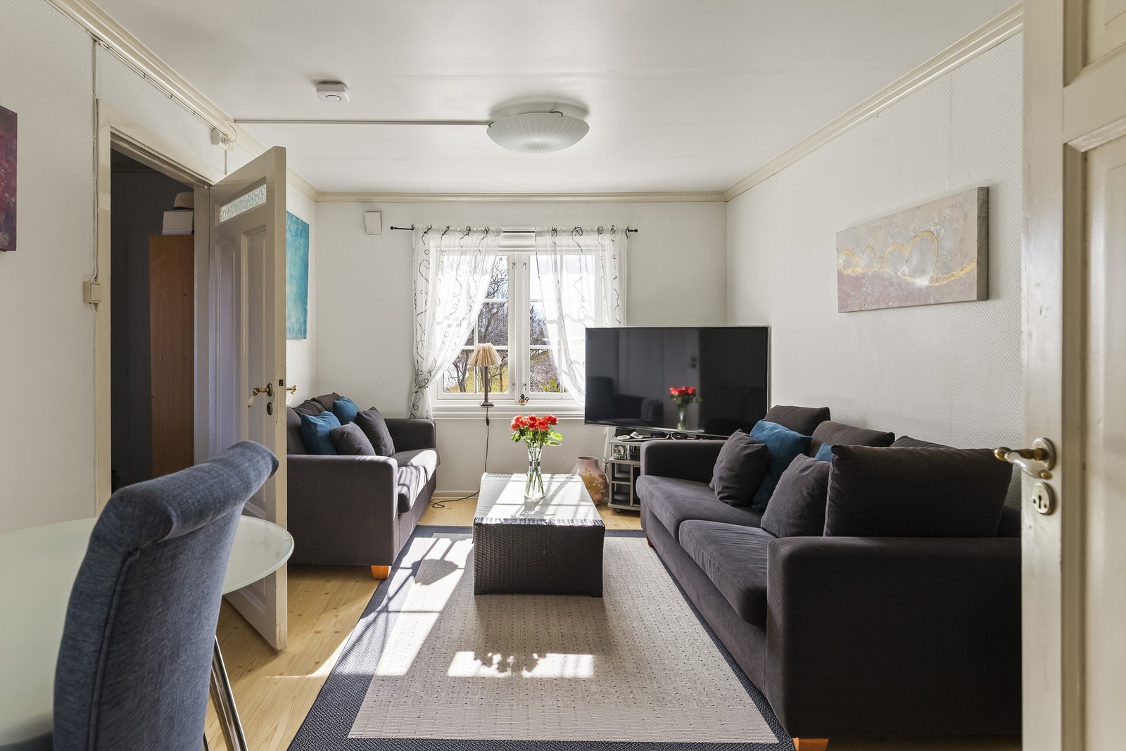 Stuen i utleiedelen har laminat på gulvet og plass til en sofagruppe. Galleribilde