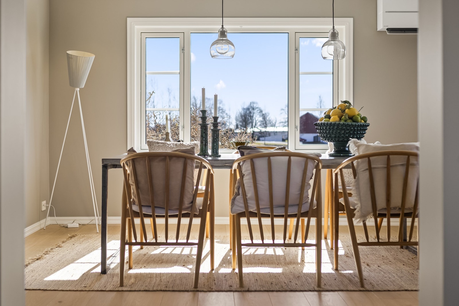 Store vindusflater gir godt med lys og utsikt mot de omkringliggende jordene. Galleribilde
