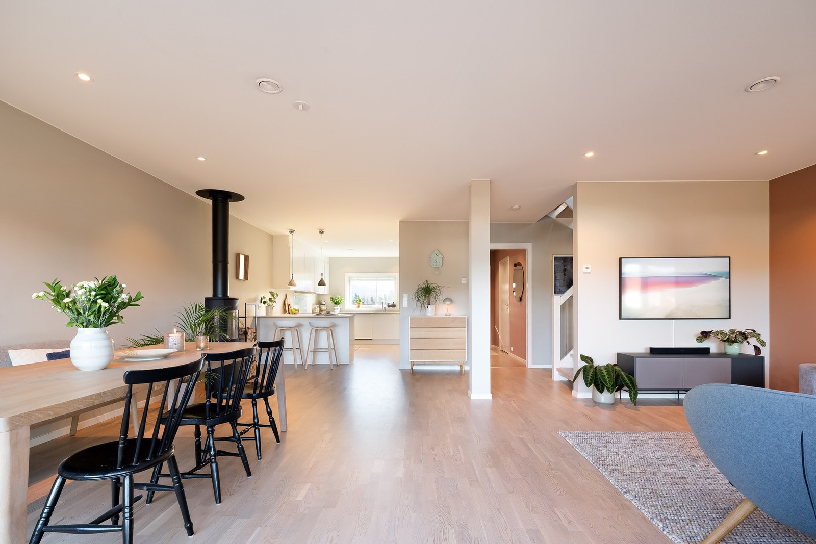 Mellom stue og kjøkken er det god plass til langbord hvor du kan invitere familie og venner til hyggelige sammenkosmter. Galleribilde