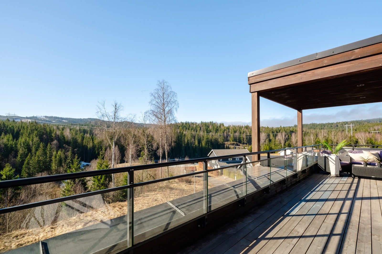 Takterrassen er delvis overbygget og har downlights. Galleribilde