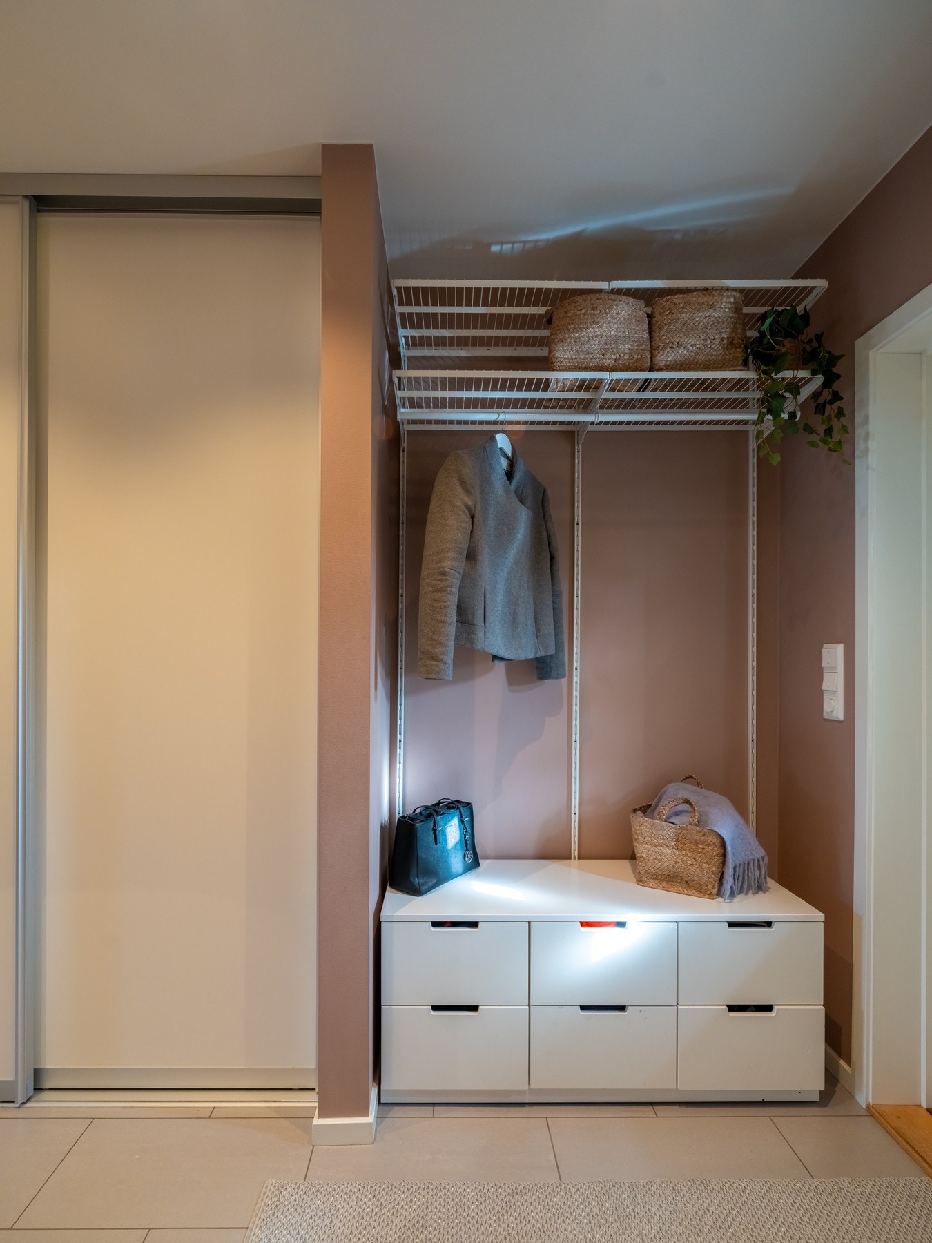 Entréen har fliser på gulv, noe som er praktisk skulle barna ta med seg søle fra utendørs lek. Galleribilde