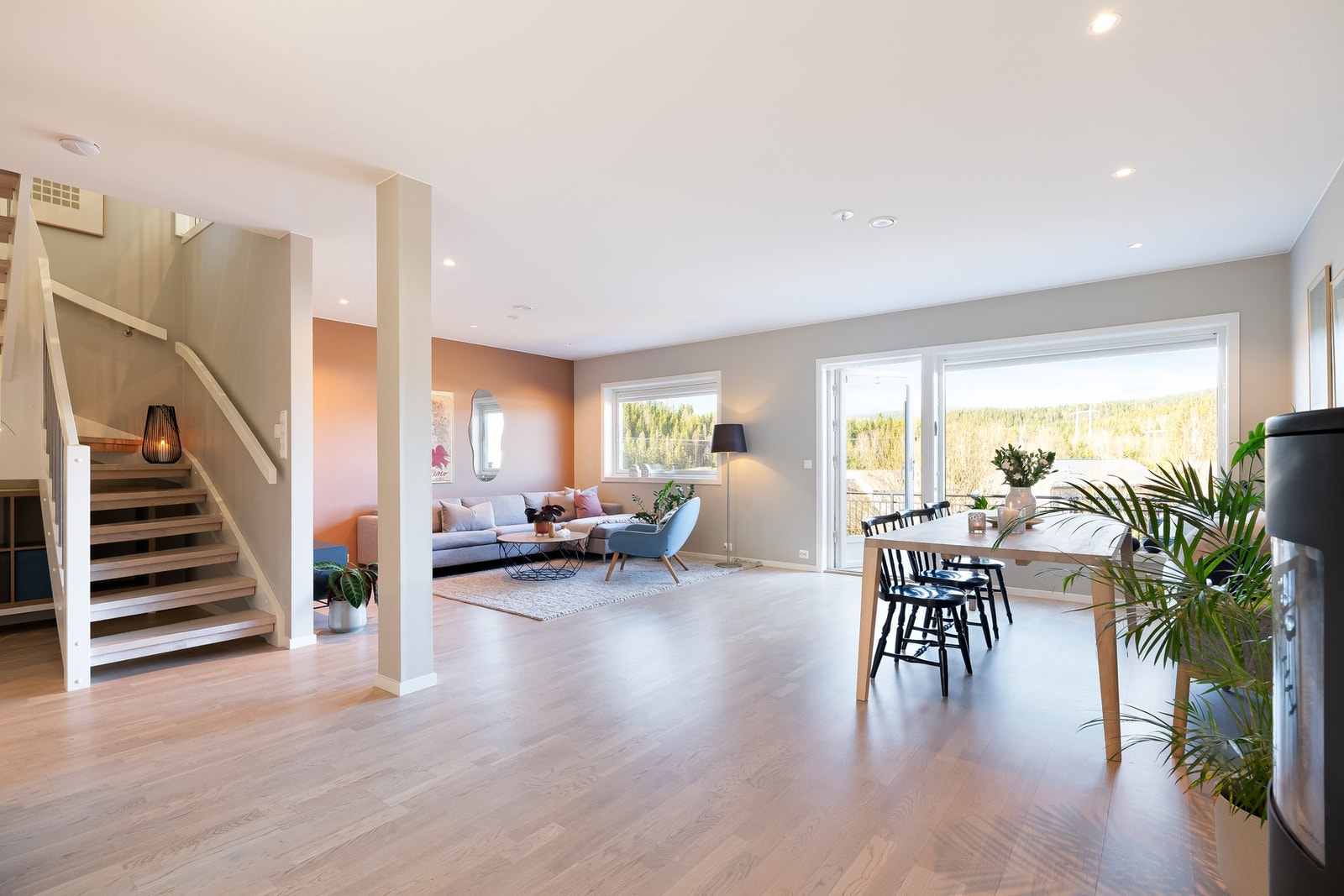 Gå videre inn fra entréen og du kommer inn til boligens fantastiske oppholdsrom. Galleribilde