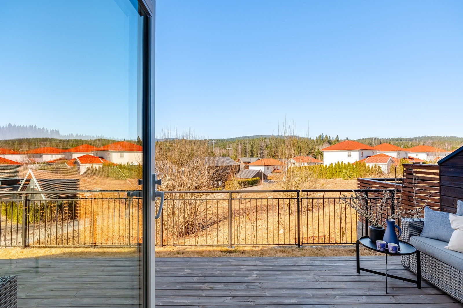 Fra oppholdsrommet er det utgang til en terrasse på hele 28 kvm. Solen titter frem rundt middagstider og er der frem til solnedgang på sommeren. Galleribilde