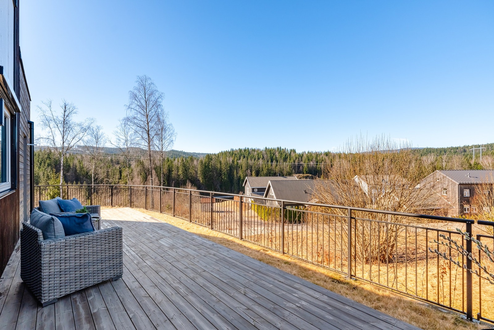 Med kort vei til kjøkkenet er det ypperlig å plassere grillen her ute. Det er tillat med elektrisk og gassgrill. Galleribilde
