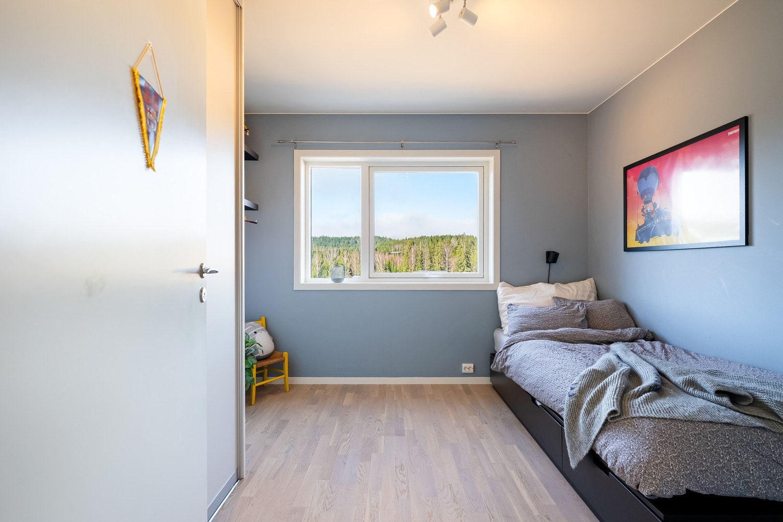 Soverom tre er noe mindre men har likevel fin plass til seng, oppbevaring og skrivepult. Galleribilde
