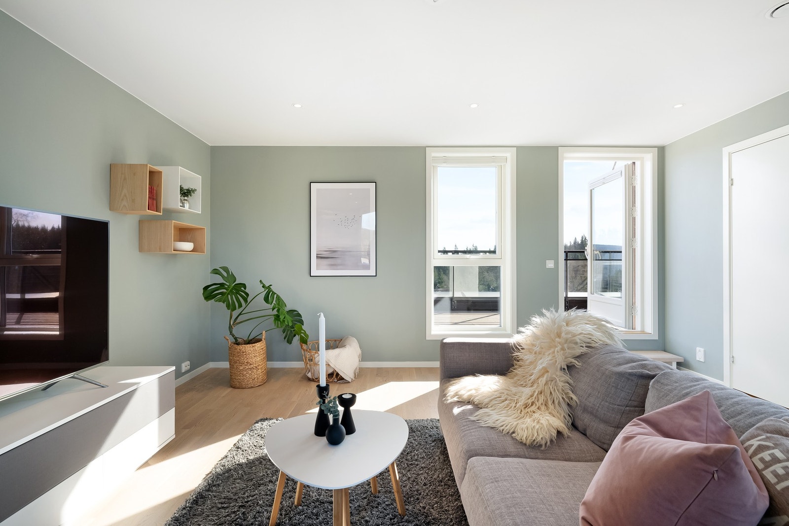 Malt i moderne fargevalg, downlights i himling og parkett på gulv. Galleribilde