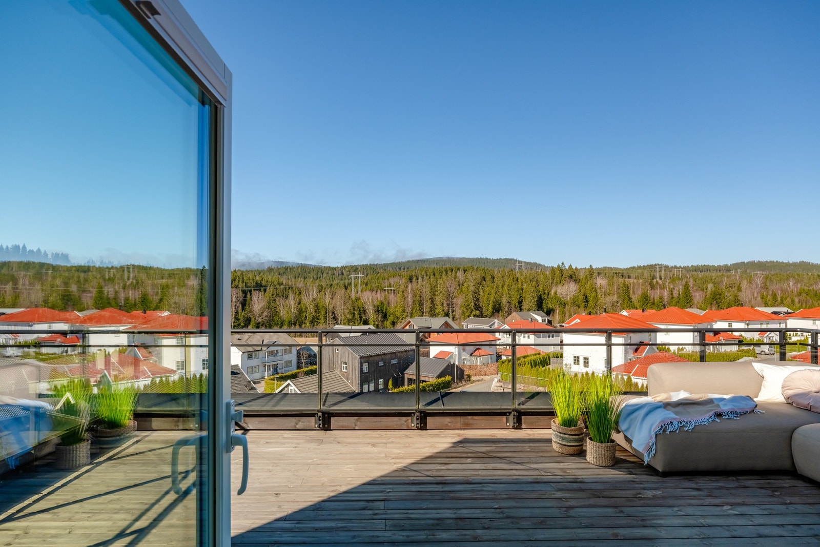 Ikke alle som kan si de har 92 kvm med uteområder å boltre seg på. Galleribilde