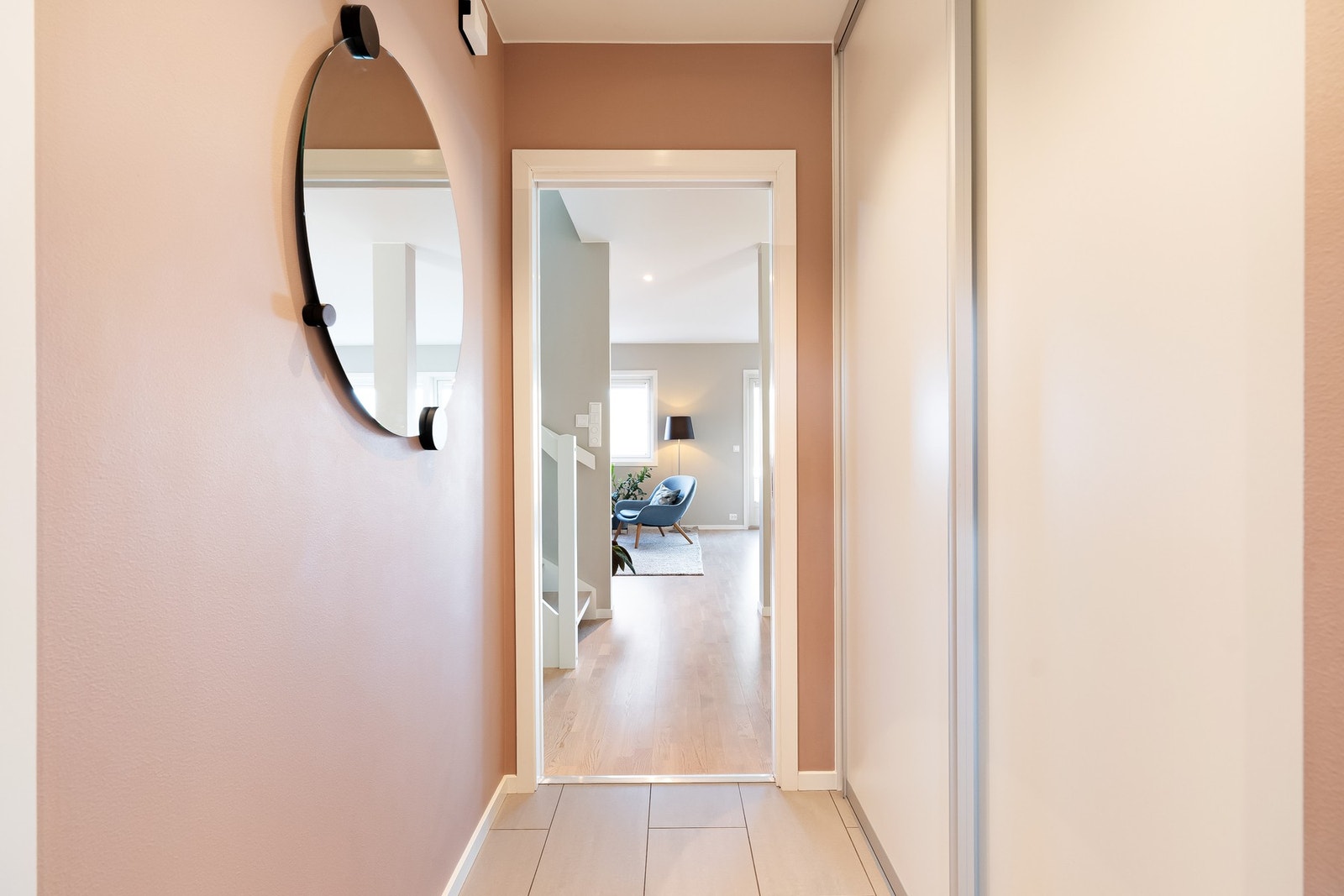 Stor skyvedørsgarderobe skjuler den romslige boden innenfor. Galleribilde