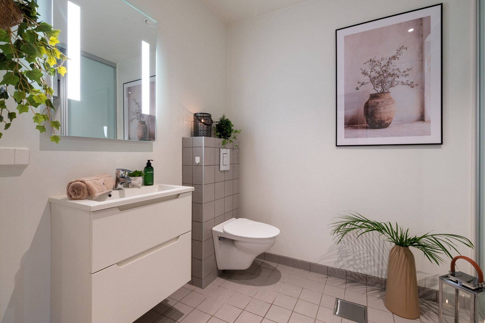 Fra entréen er det umiddelbar tilgang til boligens vaskerom. Galleribilde