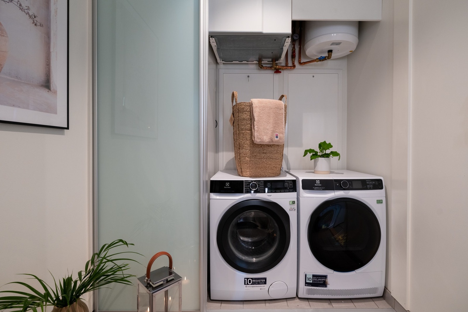 Langs den ene veggen er det store skyvedører som skjuler vaskemaskin og tørketrommel. Galleribilde