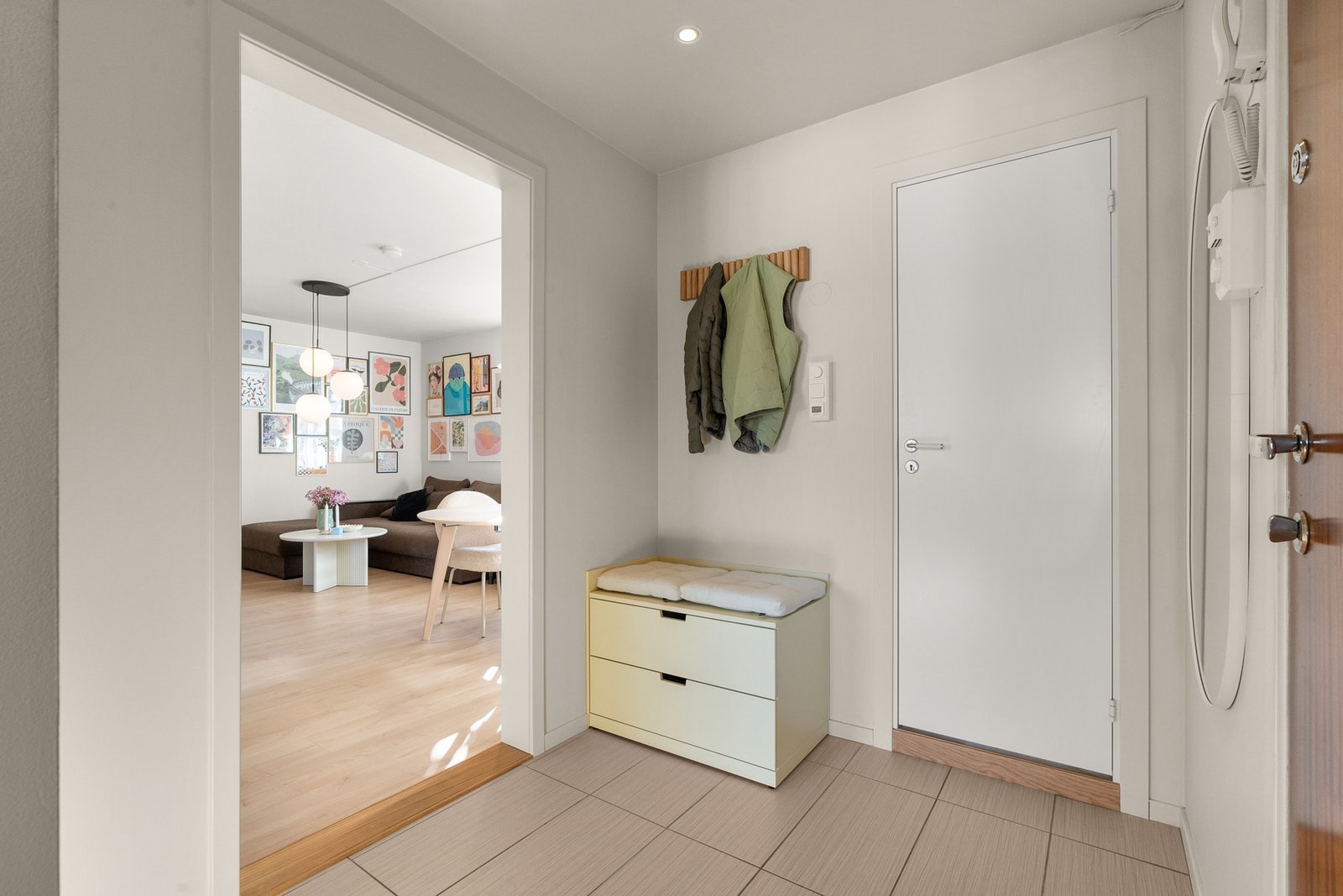 Det er godt med lagringsplass i hele leiligheten, i tillegg disponerer boligen to eksterne boder på ca. 10 m². Galleribilde
