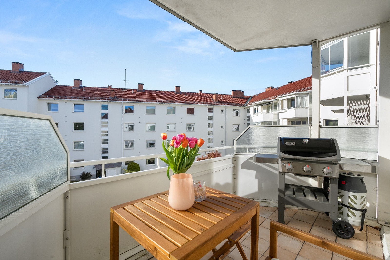 På balkongen kan man ta frem grillen, mens solen skinner. Galleribilde