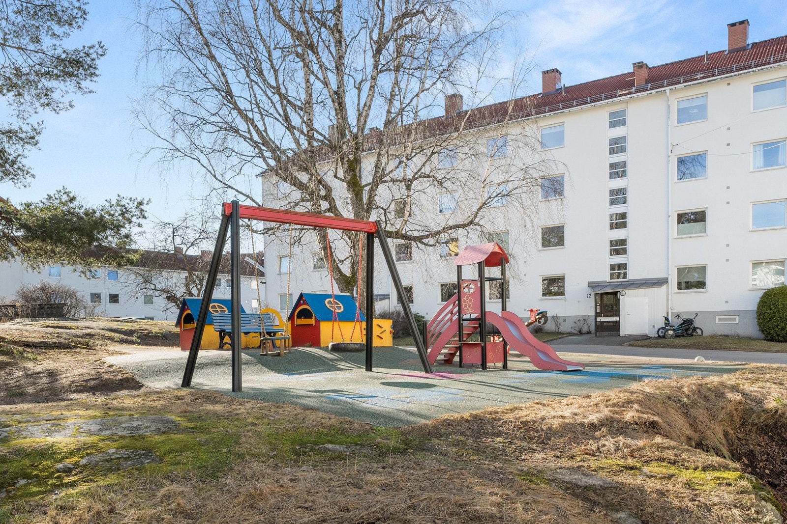 Borettslaget har store grøntområder med lekeapparater, koselig beplantning og trær. Galleribilde