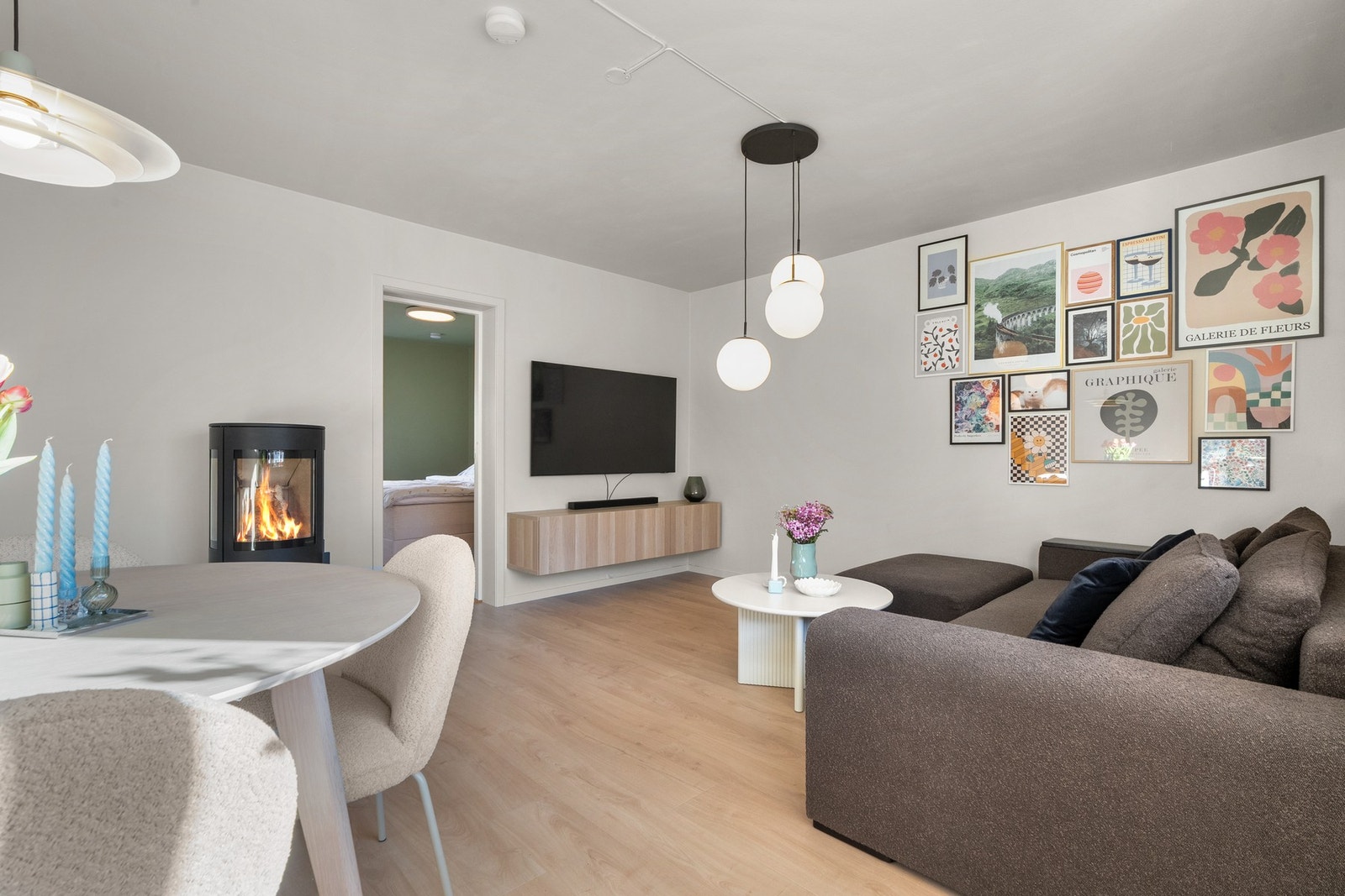 Den moderne og varme fargen på veggene skaper en lun atmosfære, mens peisen setter prikken over i-en og gir ekstra hygge på kalde dager. Galleribilde