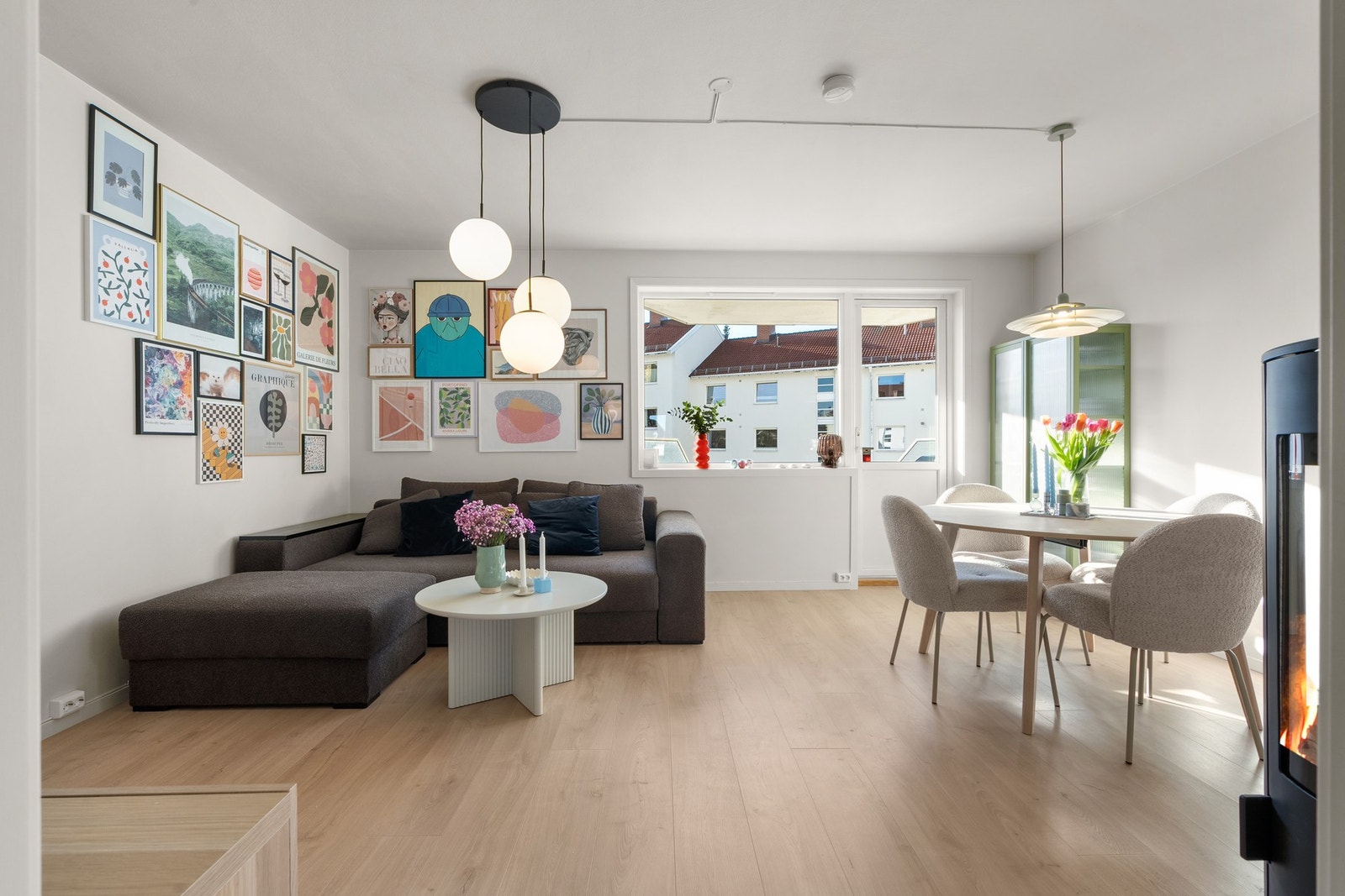 Store vindusflater slipper inn rikelig med naturlig lys og skaper en lys og luftig atmosfære. Fra stuen er det utgang til en solrik balkong. Galleribilde