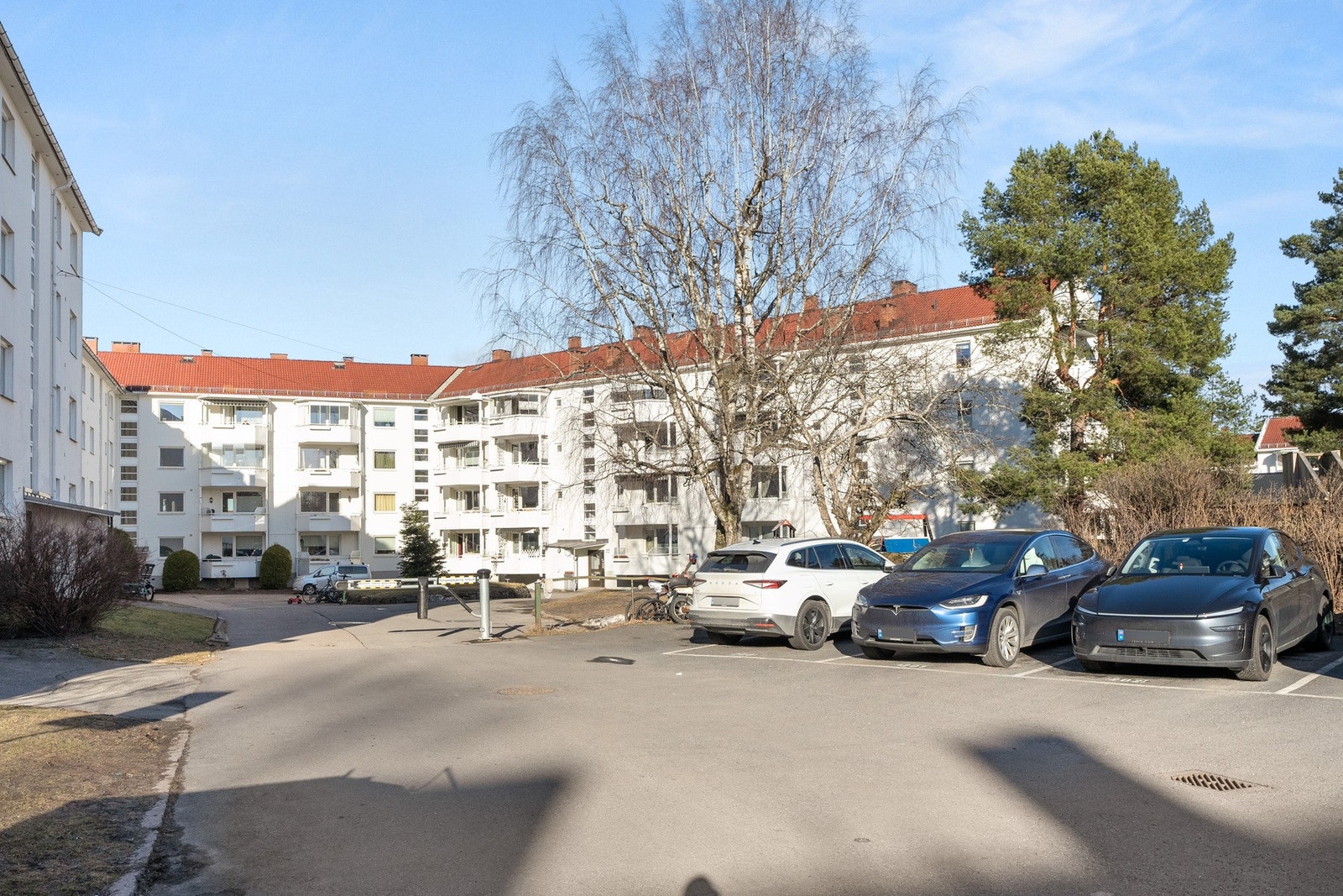 Det er garasje- og parkeringsplasser til utleie etter venteliste i borettslaget, med mulighet for el-lader. Galleribilde